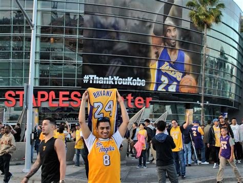 Kobe Fans Celebrate At His Final Game The Sundial