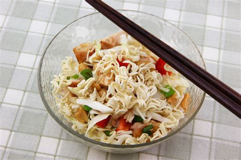 Ramen noodles are practically a main food group in college. How to Make Chinese Chicken Salad with Ramen Noodles: 9 Steps