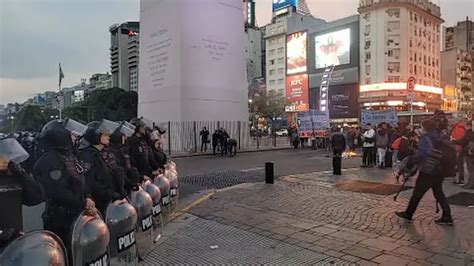 Muri Un Manifestante En Medio De Un Operativo Policial En El Obelisco