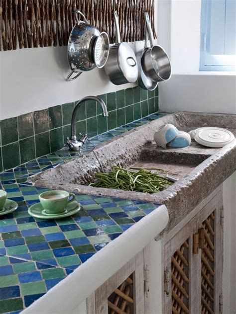 Voy a hablaros de azulejos para cocina, sobre las tendencias actuales de los azulejos de cocina que podremos encontrar en las diferentes tiendas de baldosas cerámicas para la decoración de nuestra cocina. Ideas de encimeras de azulejos para decorar la cocina