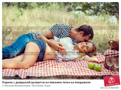 Парень с девушкой целуются на пикнике лежа на покрывале фото № 4924831 фотограф Евгения