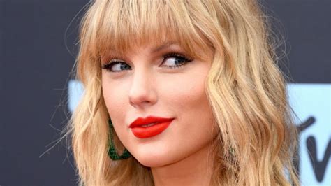 Taylor Swift Pop Star Poses For Selfies In Belfast Bbc News