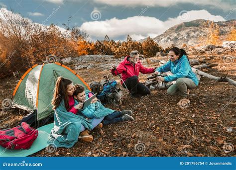 Una Familia En Un Campamento Familia Hace Que Acampar En El Bosque