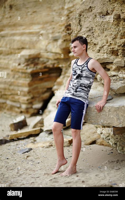 Teenager Jungen Barfuß Sitzen Auf Den Felsen Auf Einer Klippe Am Meer