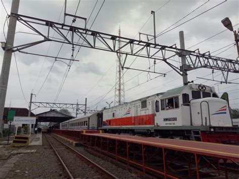 Kereta commuter indonesia and transparent png images free download. KCI Kelola KA Merak Jaya dan Prambanan Ekspres ...