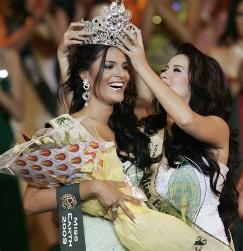 Miss Brazil Larissa Ramos Crowned Miss Earth 2009
