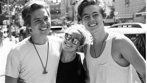 Marina bollaín, hermana gemela de la que se estrenara con 16 años como actriz bajo los mandos de víctor erice en el sur, reconvertida en una de. Resultado de imagen de cole sprouse y su gemelo ...