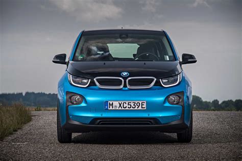 This guide will help you through the blind spots, inform you of the things no one explained and left you to discover for yourself, reveal the nice little surprises, and help you correct the things that don't seem right at first. BMW i3 (94Ah) (07/2016).