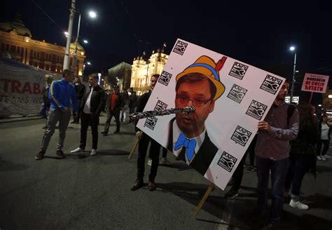 Serbia Anti Government Protesters Surround State Tv Building