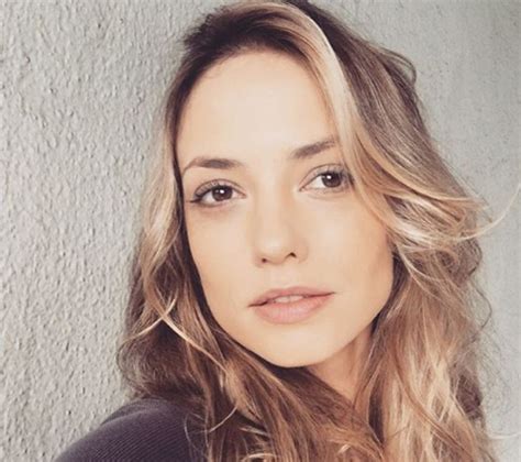 She played the lead role, teacher helena, in the brazilian version of the telenovela carrusel. Rosanne Mulholland fica loira para novo trabalho - Quem ...