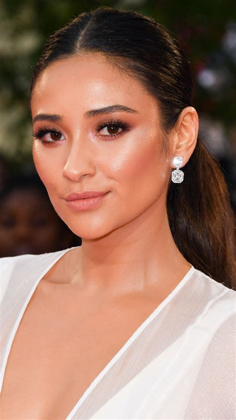 Shay Mitchell From 2017 Beauty Awards Best Skin Care Products E News