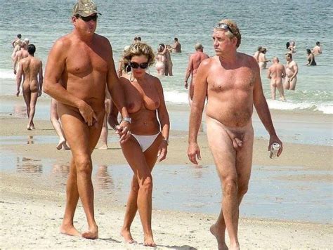 Couple à la plage Monsieur nu Madame topless plaisir