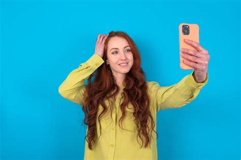 Mulher Sorrindo E Tirando Uma Selfie Pronta Para Postar Em Suas Redes Sociais Foto Premium
