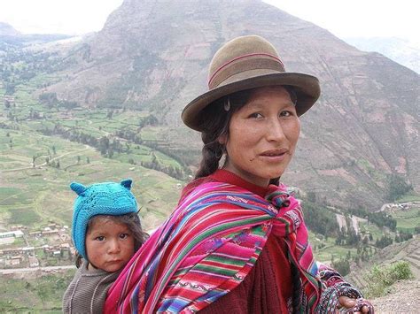 Madre Quechua Y Su Hij En El Valle Sagrado De Los Andes Peru Autor