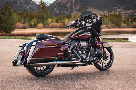 The street rod is equipped with two 300mm discs up front and a single disc at the rear. New Harley-Davidson Models 2019 • Thunderbike