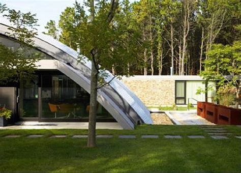 Oct 16, 2015 · 50 green hollow rd, east hampton the arc house is a very interesting building by architect maziar behrooz. House of the Week: Arc House in the Hamptons
