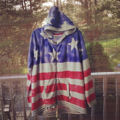 But super cute yes yes! DIY Americana hoodie. Gray hoodie, fabric spray paint, and duct tape. Super cute and super easy ...