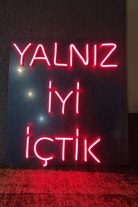 Yalnız İyi İçtik Yazılı Neon Led Işıklı Tablo Duvar Dekorasyon Ürünleri