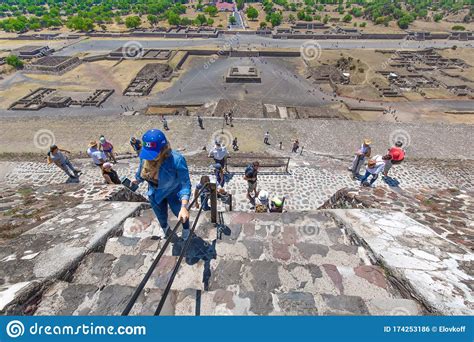 Mexico City Mexico 21 April 2018 Tourists Climbing Landmark Ancient