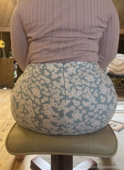 Her Ass Is Now Even Wider Than An Ottoman 😂 Wideload By Myfatblondegf From Onlyfans Coomer