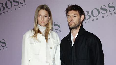 Voll verschmust! Toni Garrn kuschelt mit ihrem Alex ...