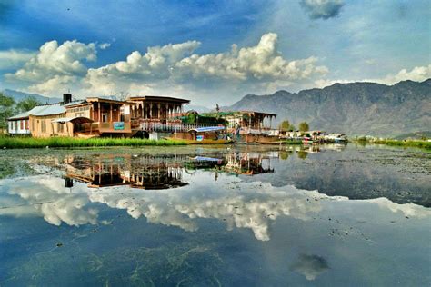 Things To Do In Srinagar Lakes In Srinagar Times Of India Travel