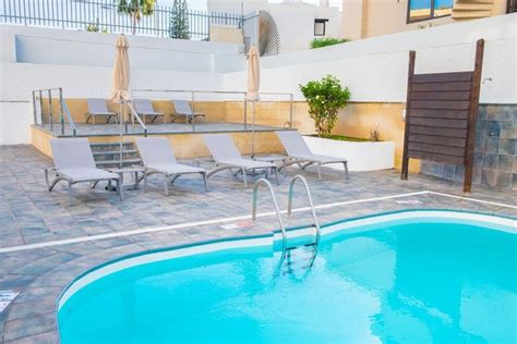 Además, este apartamento de playa se encuentra a 1,1 km de dunas de maspalomas y a 6,4 km de faro de maspalomas.con una terraza donde los bungalows y los apartamentos son luminosos y presentan una decoración sencilla con toques de colores. Apartamentos Vip Dolores, Playa del Inglés (Gran Canaria) - Atrapalo.com