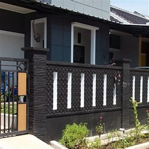 Paduan corak kayu dan warna hitam juga lampu luar jika anda mencari referensi desain rumah minimalis modern yang lebih hemat tempat, anda perlu pelajari denah rumah mewah di atas ini. 16+ Gambar Rumah Dan Pagar Pics - Content