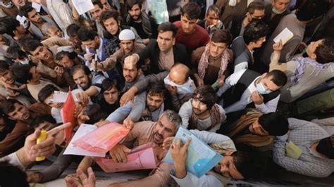 تجمع صدها نفر در برابر اداره پاسپورت افغانستان در کابل Bbc News فارسی