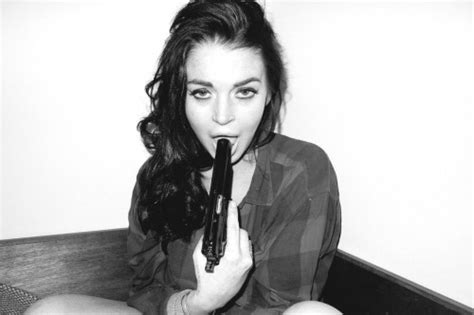 Lindsay Lohan Pose Avec Un Gun Dans La Bouche Pour Terry Richardson