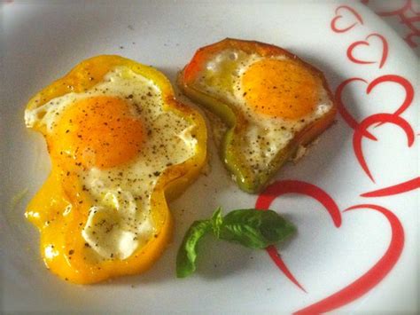 Cucinalo con la guida passo passo di ricetta.it. Uova al tegamino nei peperoni - Ricette di cucina Il Cuore ...