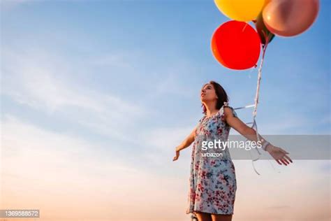 Releasing A Balloon Photos Et Images De Collection Getty Images