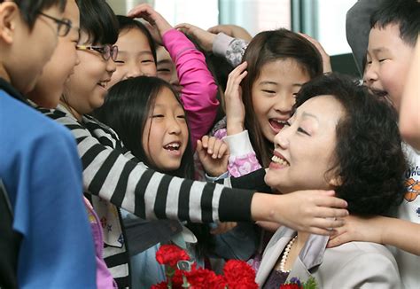 우리가 자라면 나라의 일꾼 손잡고. 오늘(15일) 스승의 날…"스승의날 노래, 왜 어버이날 노래랑 섞여 ...