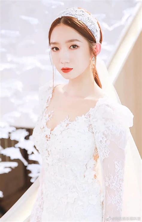 Chẳng cần lò nướng cũng làm được một loại bánh giúp ngon miệng, đẹp người: Địch Lệ Nhiệt Ba, Cúc Tịnh Y và loạt mỹ nhân Cbiz mặc váy ...