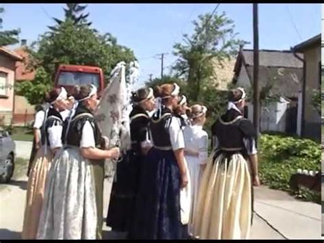 A legszebb kislányt választották meg kiskirálynénak, ami nagy tisztesség volt. Pünkösdi királynéjárás/Kraljice/Pentecostal queen - YouTube