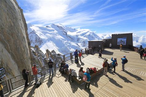 De Toeristen Genieten Van Panorama Op Chamonix Terras