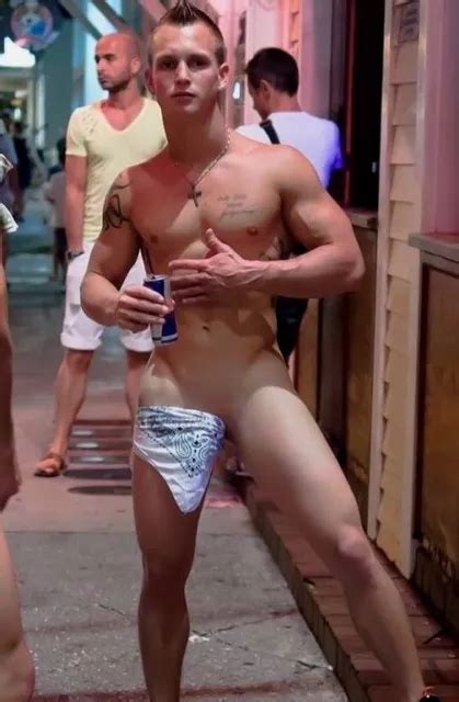 SHIRTLESS MUSCULAR MALE Beefcake Physique Jock Hunk Street Party PHOTO