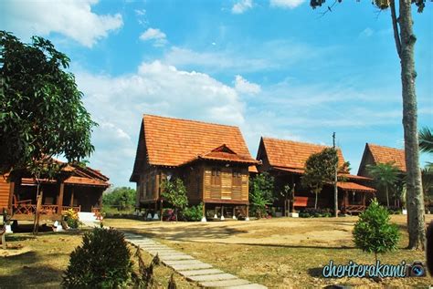 Terletak kat kawasan perkampungan melayu di ayer molek, chalet kawasan kampung ni menarik perhatian sebab seni binanya yang berkonsepkan batu bata dan persekitaran semulajadi. CHERITERA KAMI...: Desa Balqis Kuala Linggi Melaka