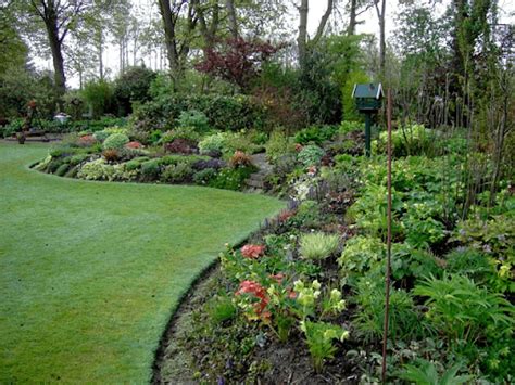 Een bekende engelse border is de herbaceous border (zie foto). Border in de tuin maken: 5 x 5 tips en voorbeelden ...