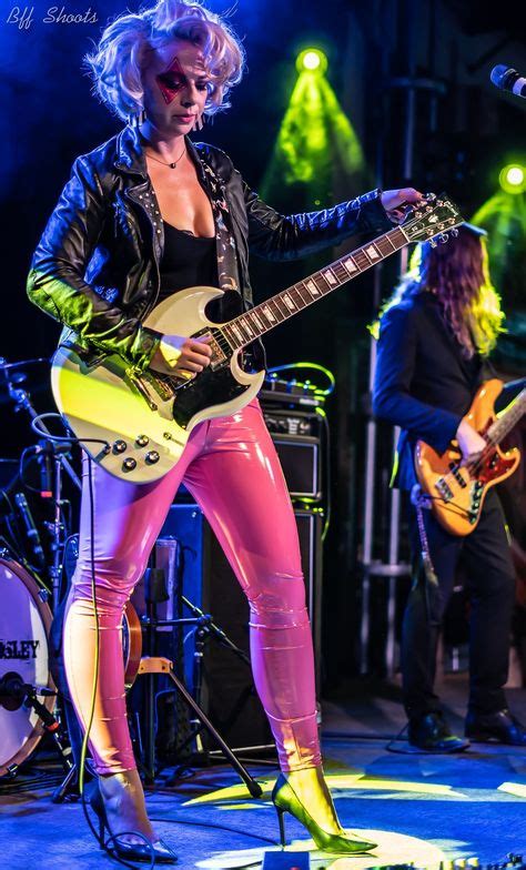 Pin By Aki Rayne On Guitars In 2020 Female Guitarist Blues Musicians