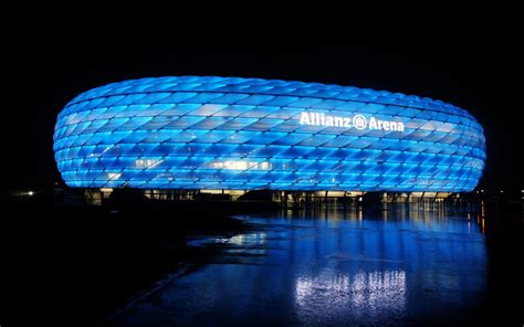 «алья́нц аре́на» — футбольный стадион на севере мюнхена. Альянц арена света - обои на рабочий стол