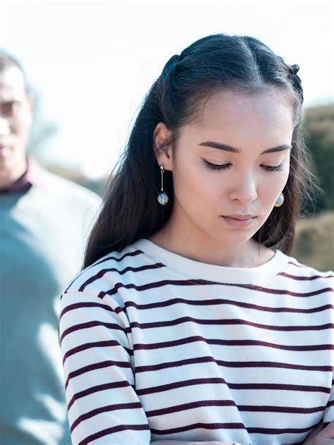 7 Cara Membuat Pacar Menyesal Telah Mengabaikan Kita - Relationship