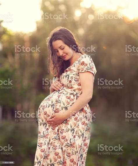 Beautiful Pregnant Girl At Sunshine Fotografie Stock E Altre Immagini