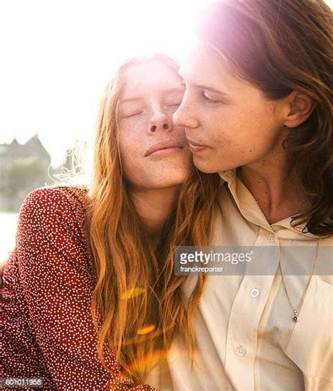 Interracial Lesbians Kissing Imagens E Fotografias De Stock Getty Images