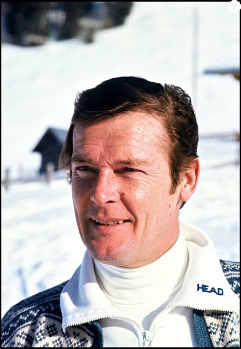 The height of roger moore. Roger Moore à Gstaad en 1977. - Purepeople