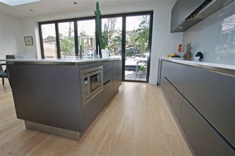 Plus prononcé que le blanc, le gris perle est synonyme d'élégance et de sobriété. Cuisine gris anthracite - 56 idées pour une cuisine chic et moderne