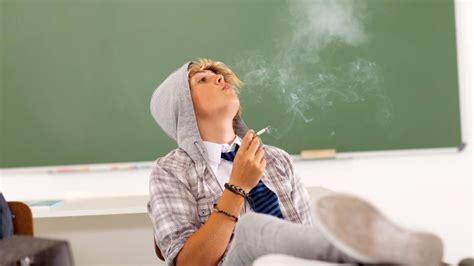 Γαλλία Πως η τρομοκρατία νομιμοποίησε το κάπνισμα στα σχολεία High