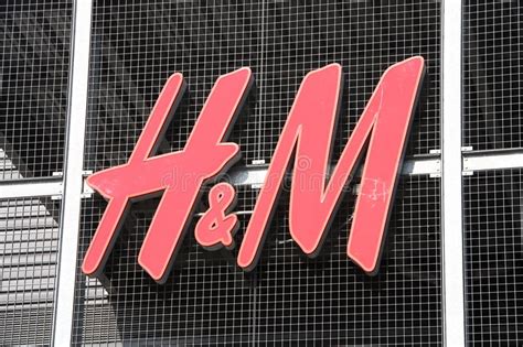 Trouvez meuble ancien dans meubles | achetez ou vendez des meubles de qualité neufs ou usagés à québec. H et M photo stock éditorial. Image du mode, détail ...