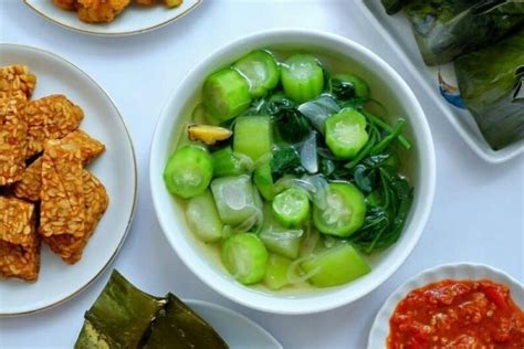 Warna hijau daun bayam membuat masakannya terlihat lebih segar. Resep Sayur Bayam Bening dan Cara Membuatnya yang Praktis