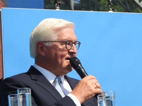 Ein foto, das ihn direkt bei der impfung am donnerstag im. Bundespräsident Steinmeier verleiht 15 Verdienstorden zum ...